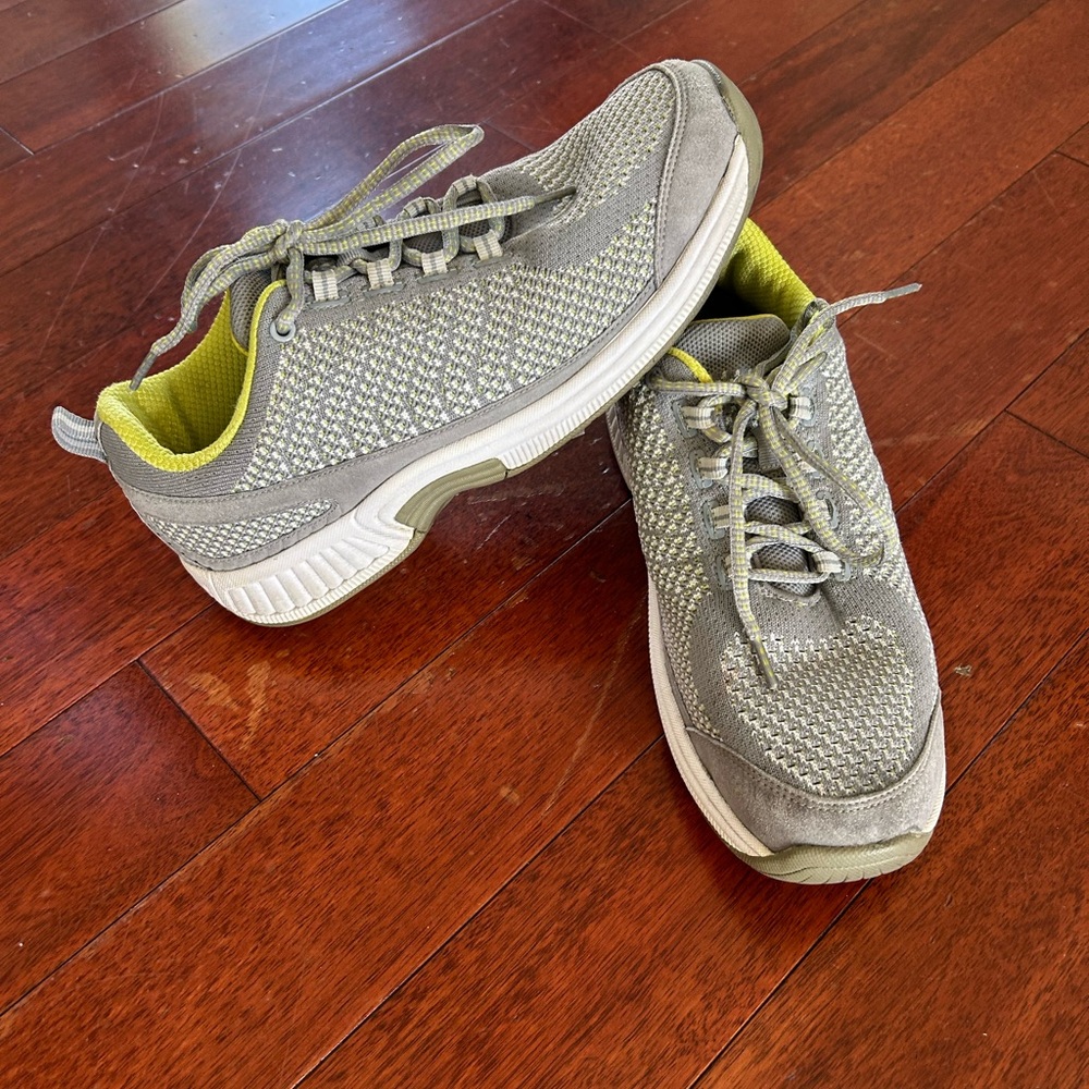 Ortho Feet BioFit Coral Knit Sneakers